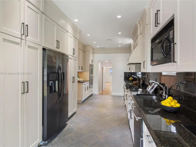 1033 W 47th St, Miami Beach FL 33140