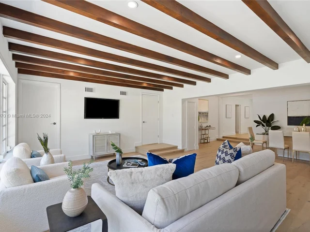 1033 W 47th St, Miami Beach FL 33140