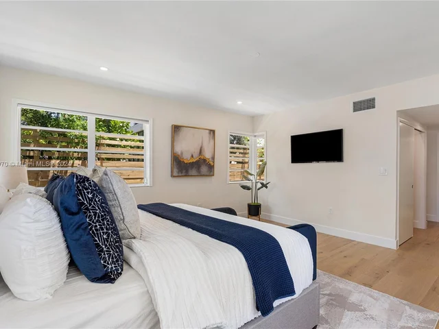 1033 W 47th St, Miami Beach FL 33140