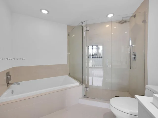 45 SW 9th St # 2101, Miami FL 33130