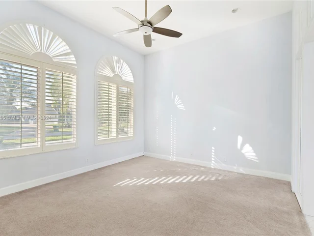 2939 Paddock Ln, Weston FL 33331