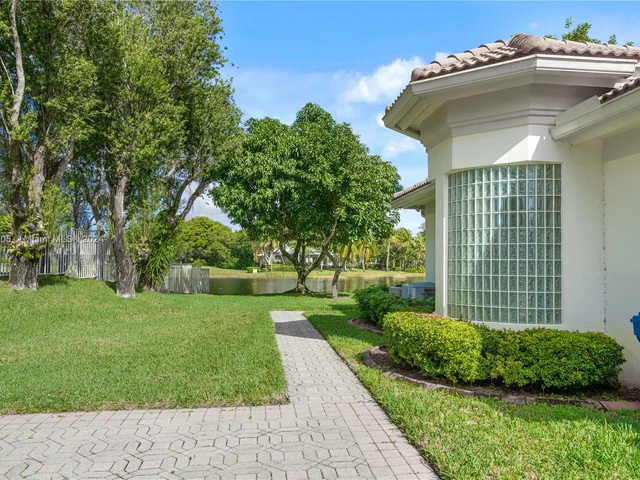 2939 Paddock Ln, Weston FL 33331