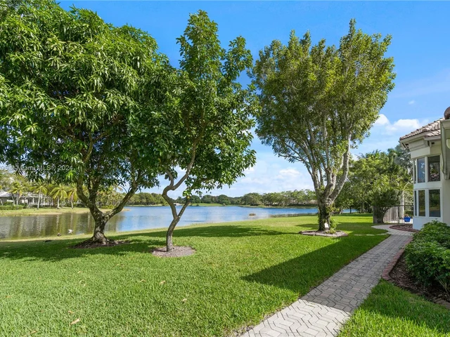 2939 Paddock Ln, Weston FL 33331
