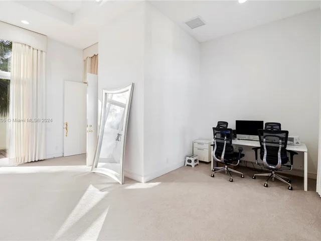 2939 Paddock Ln, Weston FL 33331