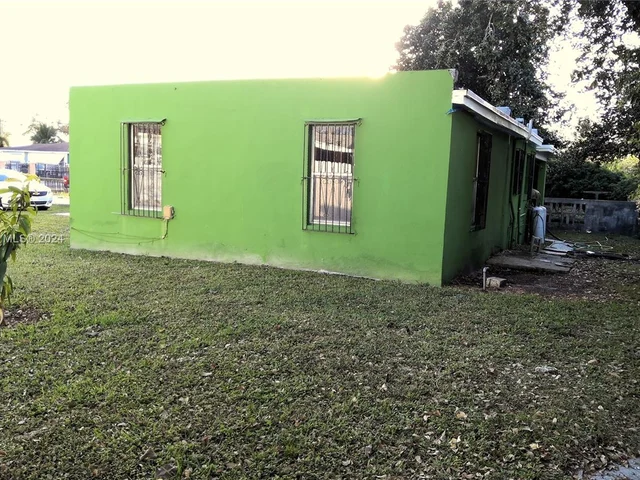 2437 NW 98th St, Miami FL 33147