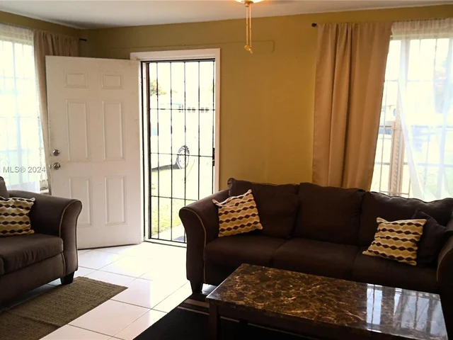 2437 NW 98th St, Miami FL 33147