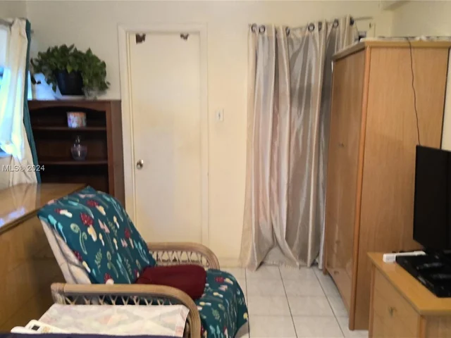 2437 NW 98th St, Miami FL 33147