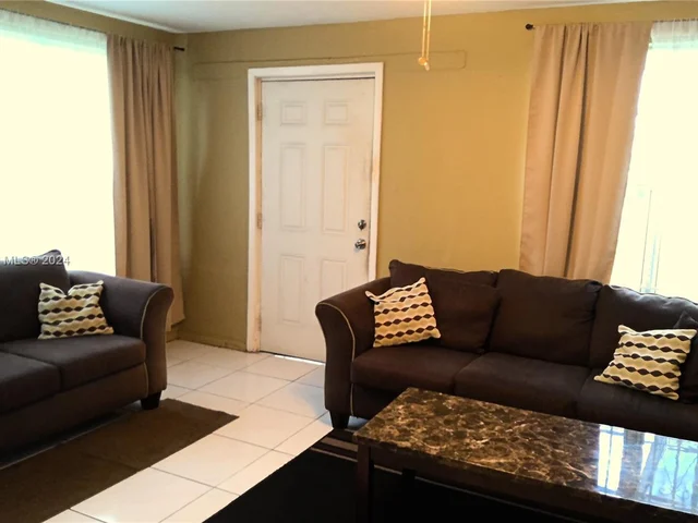 2437 NW 98th St, Miami FL 33147