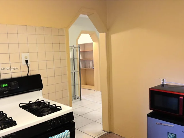 2437 NW 98th St, Miami FL 33147