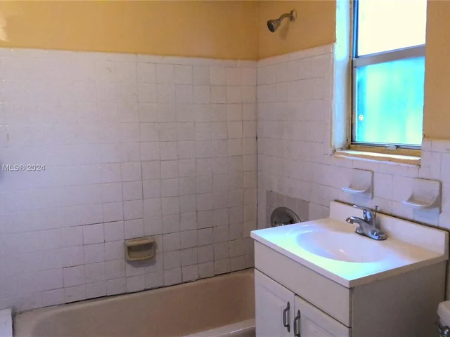 2437 NW 98th St, Miami FL 33147