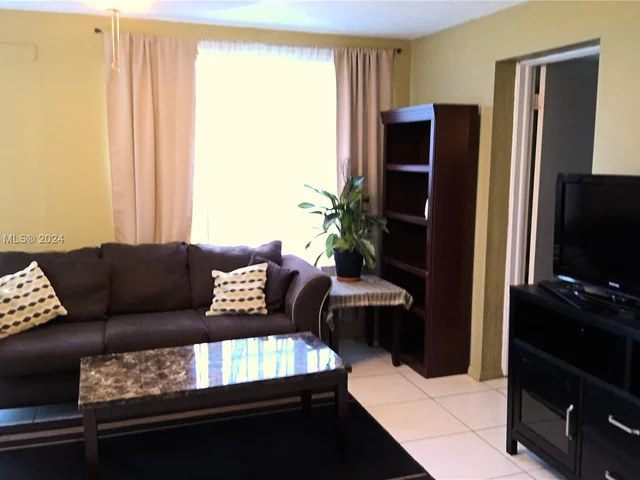 2437 NW 98th St, Miami FL 33147