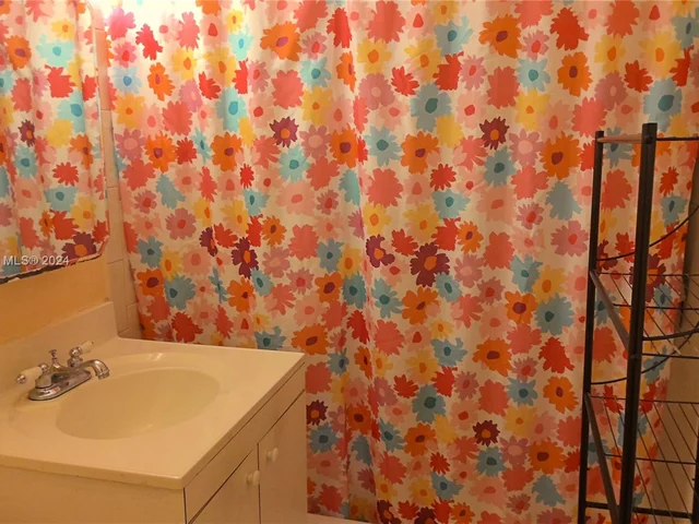 2437 NW 98th St, Miami FL 33147