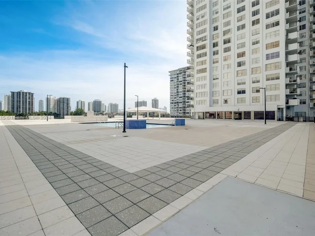 2750 NE 183rd St # 304, Aventura FL 33160