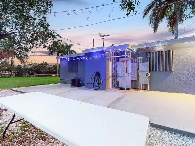 421 SW 8th Ave, Homestead FL 33030