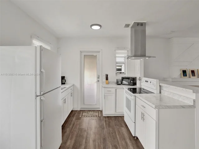 536 NW 48th St, Miami FL 33127