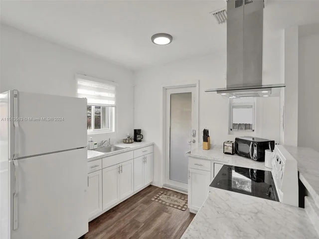 536 NW 48th St, Miami FL 33127