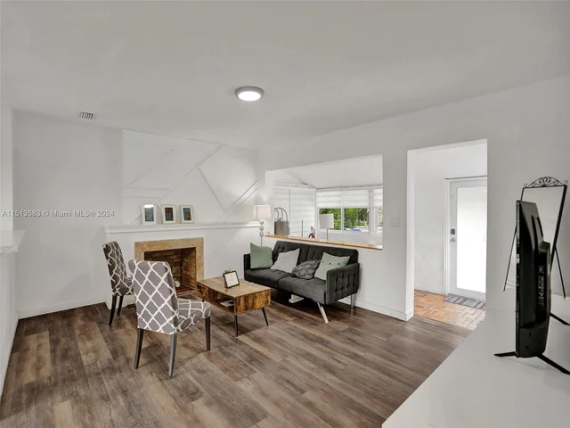 536 NW 48th St, Miami FL 33127