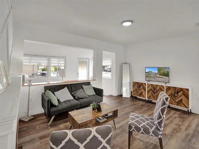 536 NW 48th St, Miami FL 33127