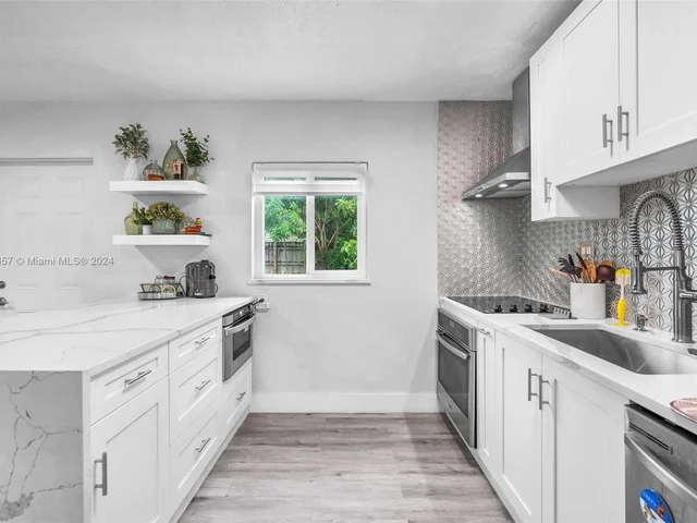 561 NE 61st St, Oakland Park FL 33334