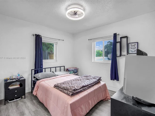 561 NE 61st St, Oakland Park FL 33334