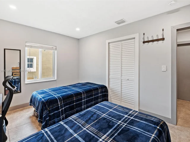 2518 Thomas St, Hollywood FL 33020