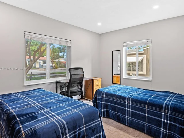 2518 Thomas St, Hollywood FL 33020