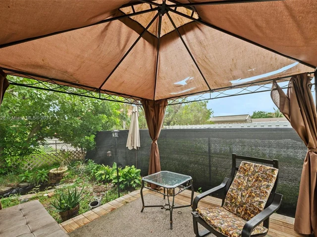 2518 Thomas St, Hollywood FL 33020