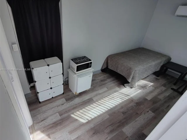 2518 Thomas St, Hollywood FL 33020