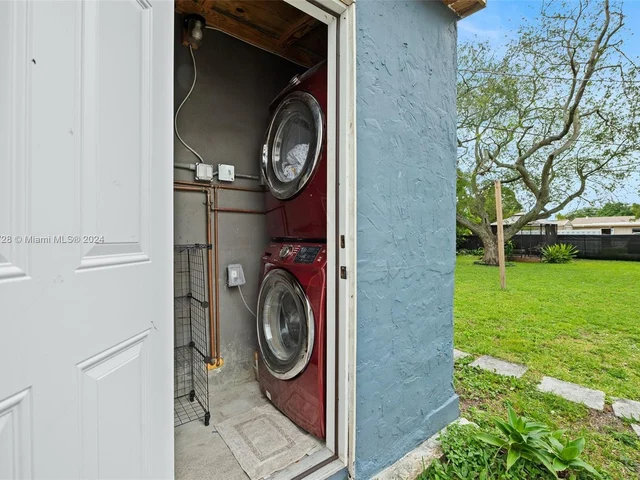 2518 Thomas St, Hollywood FL 33020