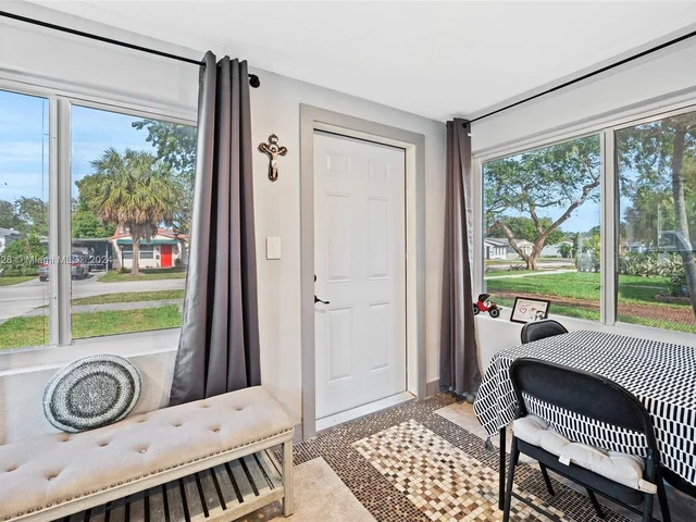 2518 Thomas St, Hollywood FL 33020