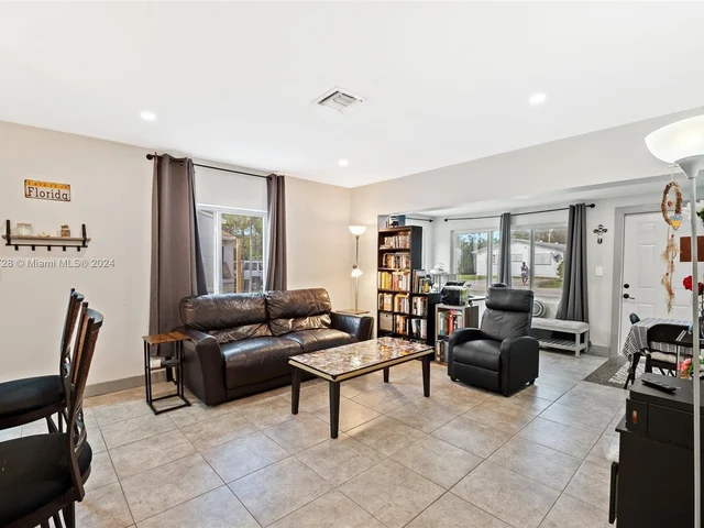 2518 Thomas St, Hollywood FL 33020