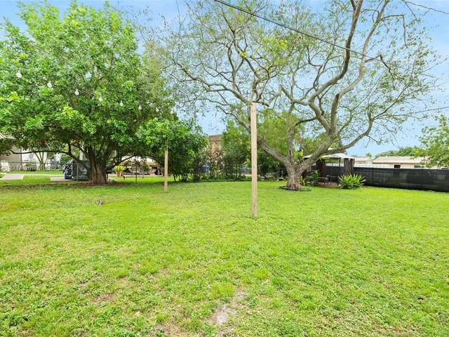 2518 Thomas St, Hollywood FL 33020