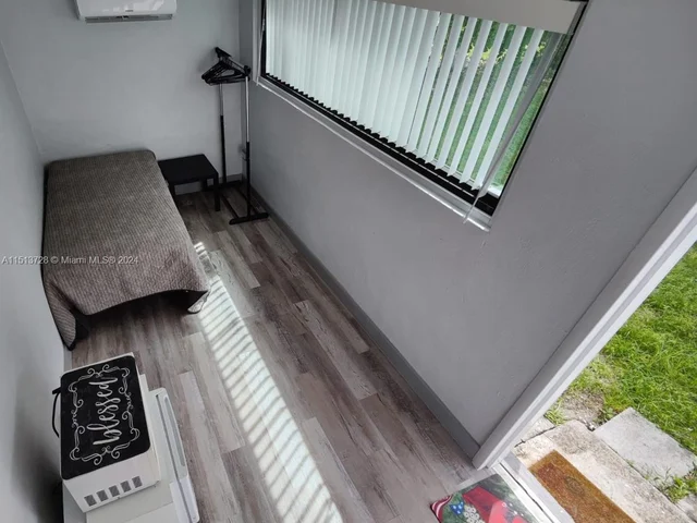 2518 Thomas St, Hollywood FL 33020