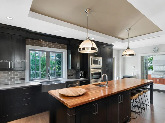 7732 Atlantic Way, Miami Beach FL 33141