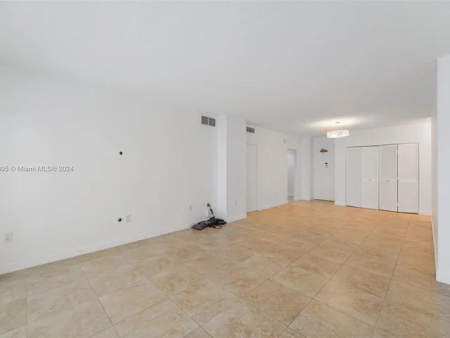 1980 S Ocean Dr # 18M, Hallandale Beach FL 33009