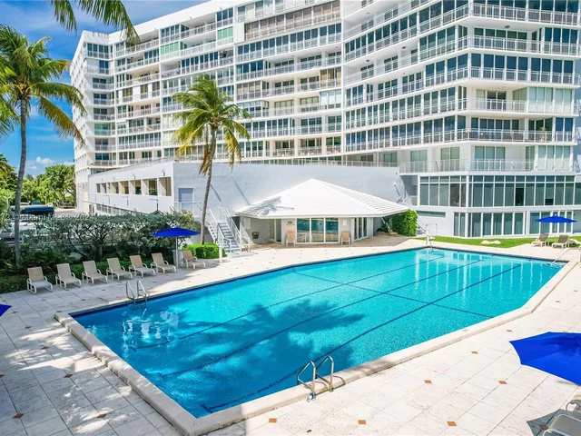 600 Grapetree Dr, Key Biscayne FL 33149