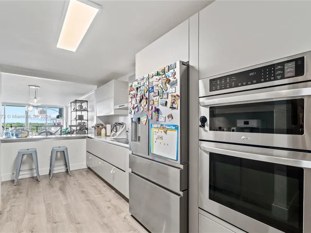 600 Grapetree Dr, Key Biscayne FL 33149