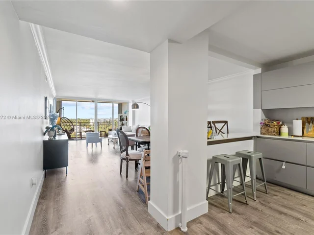 600 Grapetree Dr, Key Biscayne FL 33149