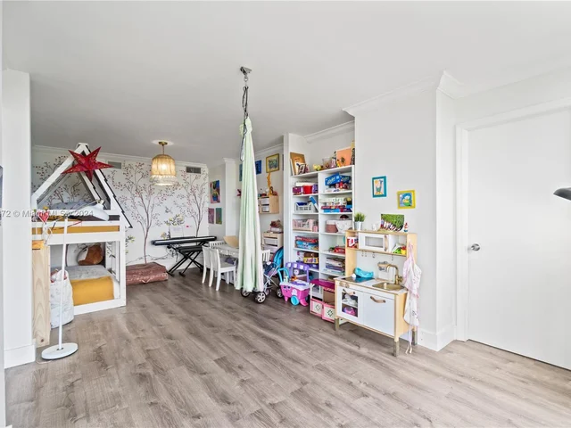 600 Grapetree Dr, Key Biscayne FL 33149