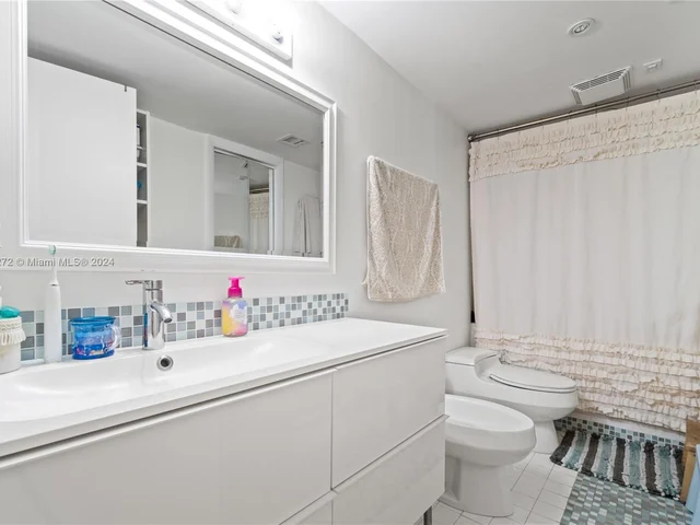 600 Grapetree Dr, Key Biscayne FL 33149