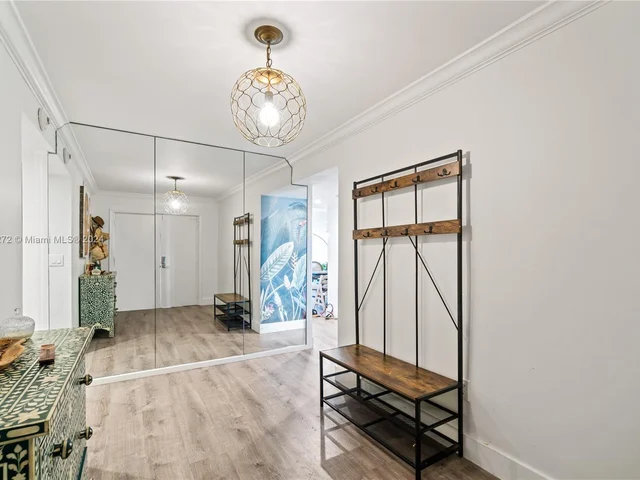 600 Grapetree Dr, Key Biscayne FL 33149