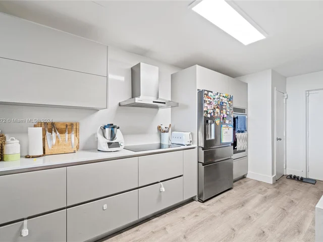 600 Grapetree Dr, Key Biscayne FL 33149