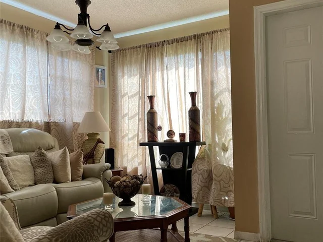 8027 Lagos De Campo Blvd # 4, Tamarac FL 33321