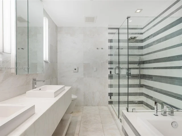 801 S Pointe Dr # 202, Miami Beach FL 33139