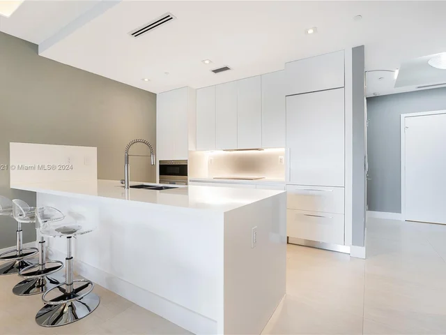 801 S Pointe Dr # 202, Miami Beach FL 33139