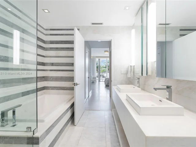 801 S Pointe Dr # 202, Miami Beach FL 33139