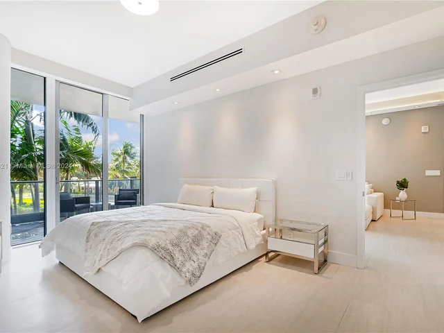 801 S Pointe Dr # 202, Miami Beach FL 33139