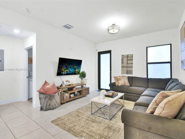 8195 NW 104th Ave # 2, Doral FL 33178