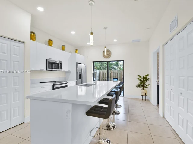 8195 NW 104th Ave # 2, Doral FL 33178