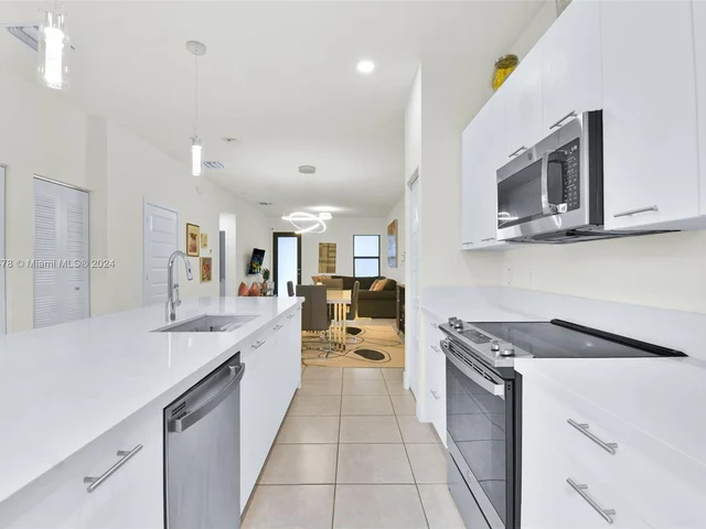 8195 NW 104th Ave # 2, Doral FL 33178